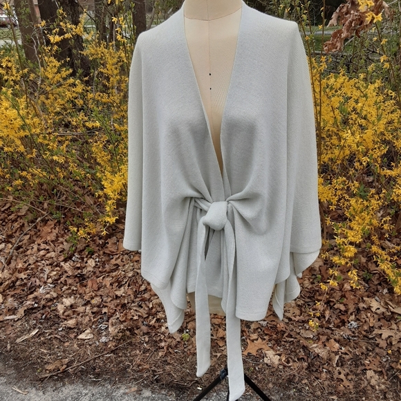 Marcus Adler New York Accessories - Stunning Marcus Adler New York Drape With Tie